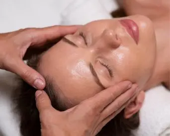 Massages ciblés mains, pieds et cuir chevelu chez Qualy's Institut Angers et Le Mans