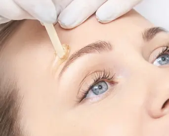 épilation sourcil femme